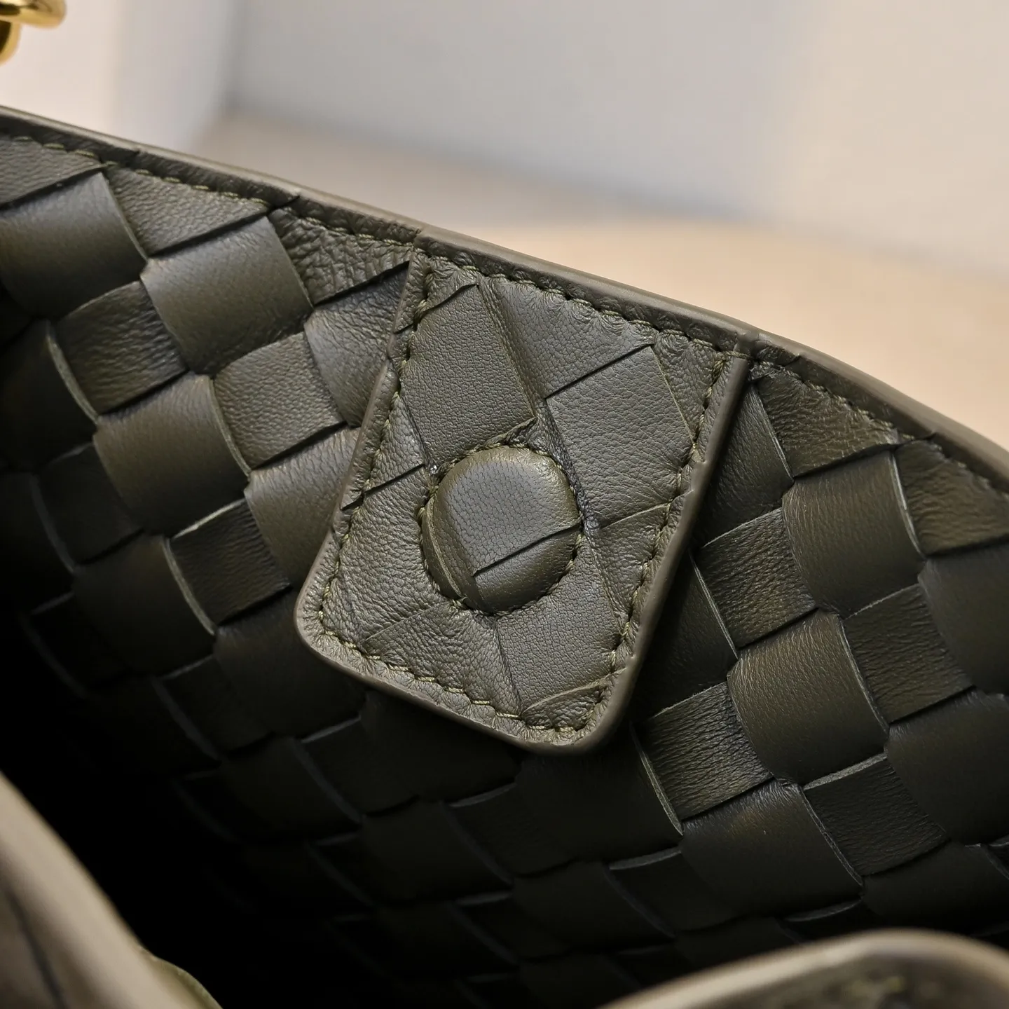 Batch 2060 BOTTEGA VENETA2025 new autumn medium suede parachuta has a unique appearance with the iconic metal knot, and a whole piece of leather folds the four corners into a parachute shape! The exquisite Knot metal buckle is like putting jewelry on a bag. It is high-end and elegant. Its super capacity can hold all your things! The overall effect of this bag is very different from before. It is neither too delicate to provide a large capacity nor too bulky because of its practicality. It simply provides a perfectly suitable bag for casual and simple people👜 Style number: 5921 Size: 29.5*18.5*17.5cm